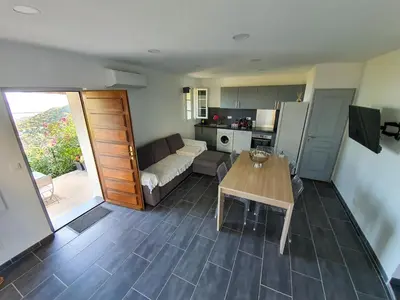 Cuisine ou kitchenette dans l'établissement Appartement T2 rez de villa