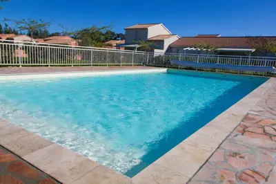 Piscine de l'établissement Villa climatisée T3 piscine chauffée accès direct à la plage de Prunete ou située à proximité