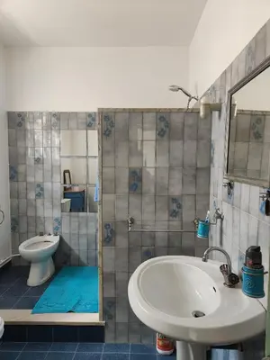 Salle de bains dans l'établissement Maison de campagne piscine et jardin privatifs près de la plage