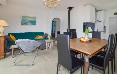 Coin salon dans l'établissement 2 Bedroom Stunning Home In San-Giuliano