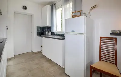 Cuisine ou kitchenette dans l'établissement 2 Bedroom Stunning Home In San-Giuliano