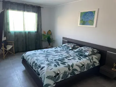 Un ou plusieurs lits dans un hébergement de l'établissement Belle Maison avec piscine Furiani