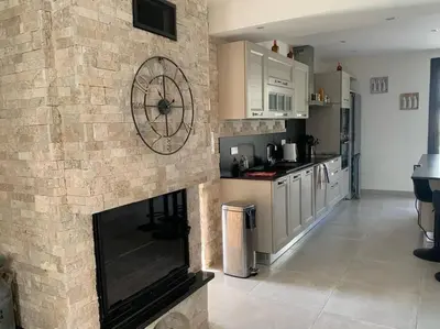 Cuisine ou kitchenette dans l'établissement Rez de maison neuve Piscine WiFi Poolhouse en Pierre