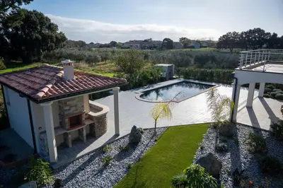Piscine de l'établissement Rez de maison neuve Piscine WiFi Poolhouse en Pierre ou située à proximité