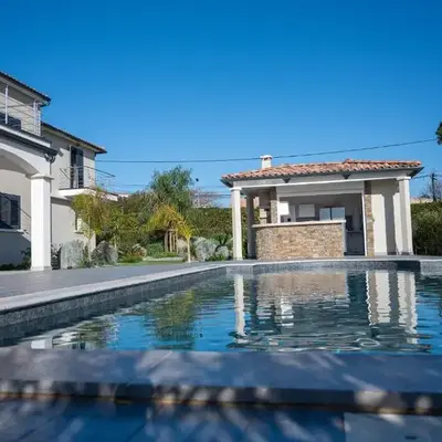 Rez de maison neuve Piscine WiFi Poolhouse en Pierre