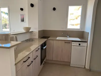 Cuisine ou kitchenette dans l'établissement Grand T2 classé 3 étoiles dans résidence de standing