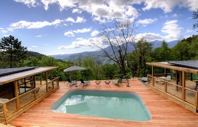 Vue générale sur la montagne ou vue sur la montagne depuis le chalet