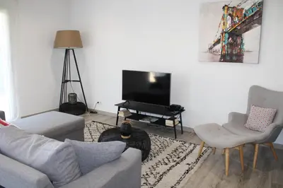Télévision ou salle de divertissement dans l'établissement Maison T3, 50m de la mer, cadre reposant