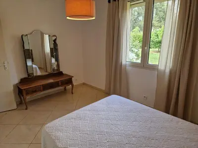 Un ou plusieurs lits dans un hébergement de l'établissement Maison jumelée clôturée