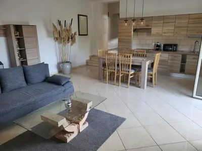Cuisine ou kitchenette dans l'établissement Maison jumelée clôturée