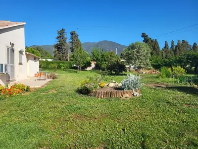 Jardin de l'établissement Maison jumelée clôturée