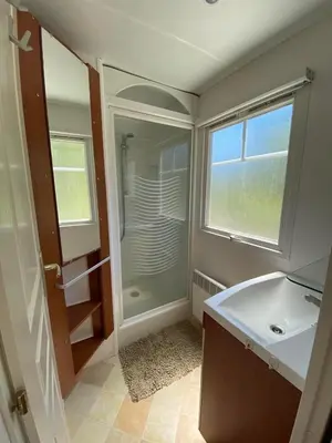 Salle de bains dans l'établissement Mobil Home