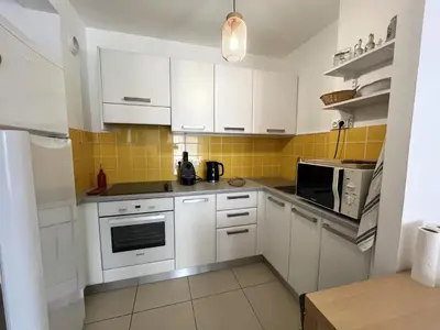 Cuisine ou kitchenette dans l'établissement MORIANI Plage T2 terrasse proche mer et commerces