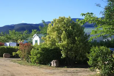 Vue générale sur la montagne ou vue sur la montagne depuis le camping