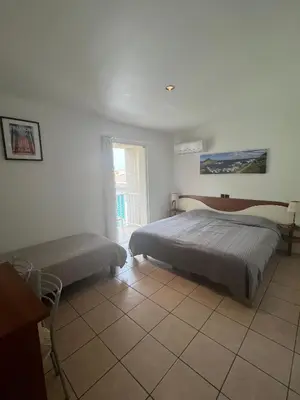 Un ou plusieurs lits dans un hébergement de l'établissement Les villas Maristella, résidence haut de gamme à deux pas de la mer