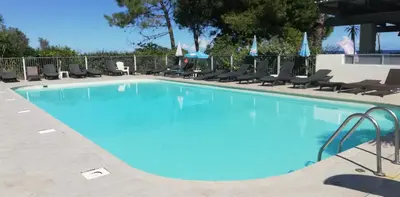 Piscine de l'établissement Les pieds dans l'eau ou située à proximité