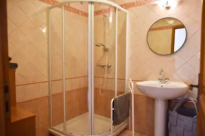 Salle de bains dans l'établissement Terrasse panoramique ensoleillée avec vue mer