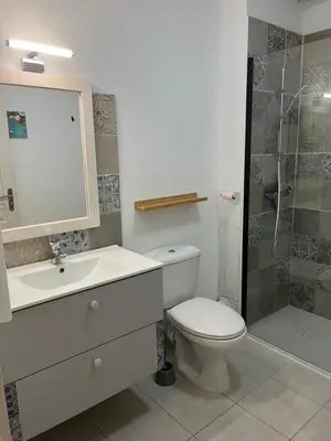 Salle de bains dans l'établissement Corse villa T3 piscine