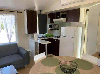 Cuisine ou kitchenette dans l'établissement Mobil- home à Calenzana