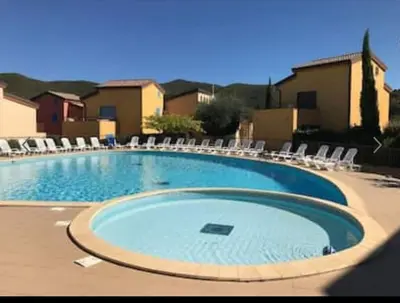 Piscine de l'établissement Maison en duplex dans résidence à 400m de la mer ou située à proximité