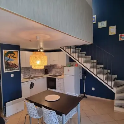 Cuisine ou kitchenette dans l'établissement Maison en duplex dans résidence à 400m de la mer