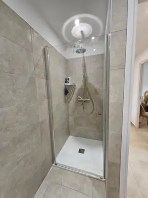 Salle de bains dans l'établissement Appartement Chez Emma, le luxe en Bord de Mer by Monarca