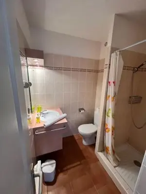 Salle de bains dans l'établissement Vistamare Locations avec Piscine saint florent