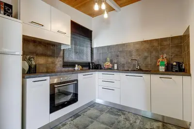 Cuisine ou kitchenette dans l'établissement A Casetta - Maison climatisée avec piscine