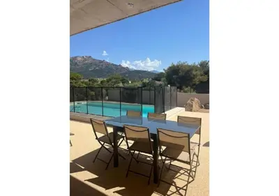 Vue générale sur la montagne ou vue sur la montagne depuis la villa