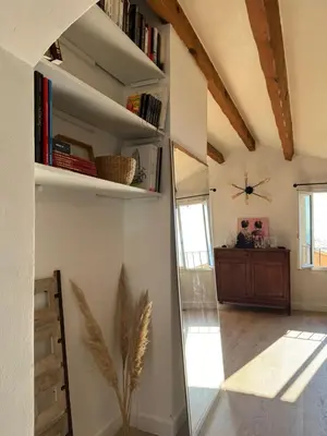 Bibliothèque dans l'appartement