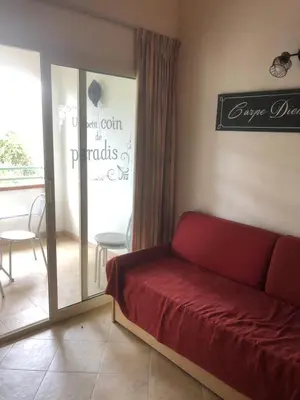 Coin salon dans l'établissement Bravone