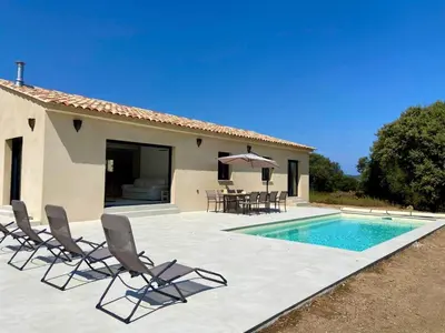 Piscine de l'établissement Casa Serena Plage de Lozari 5 kilomètres Ile Rousse 12 kilomètres ou située à proximité