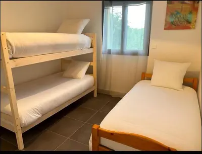 Un ou plusieurs lits dans un hébergement de l'établissement Charmante villa avec jardin