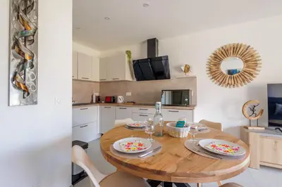 Cuisine ou kitchenette dans l'établissement Inka - appt vue mer et montagne