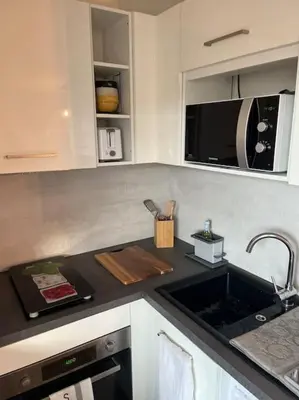 Cuisine ou kitchenette dans l'établissement CASA NINA FURIANI CORSE Appartement en résidence