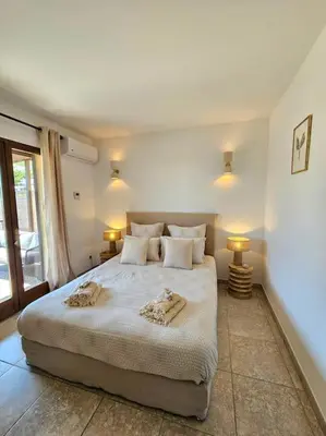 Un ou plusieurs lits dans un hébergement de l'établissement Bel appartement avec piscine Cap Corse- Sisco