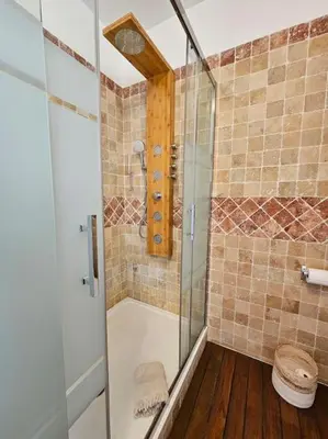Salle de bains dans l'établissement Bel appartement avec piscine Cap Corse- Sisco
