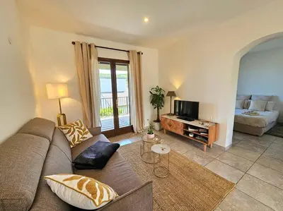 Télévision ou salle de divertissement dans l'établissement Bel appartement avec piscine Cap Corse- Sisco