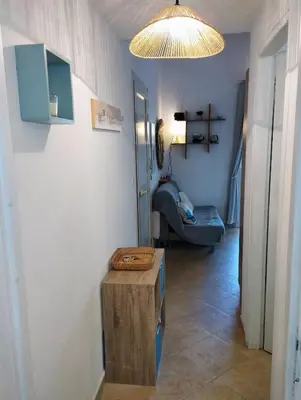 Coin salon dans l'établissement Charmant appartement climatisé proche mer