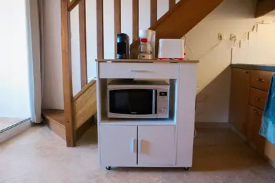 Cuisine ou kitchenette dans l'établissement Charmant appartement climatisé proche mer