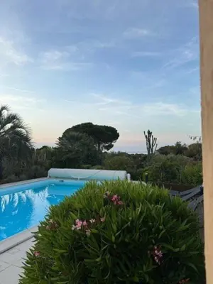 Piscine de l'établissement Villa avec piscine à quelques minutes de la mer ou située à proximité