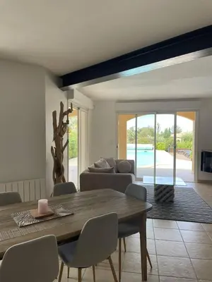 Coin salon dans l'établissement Villa avec piscine à quelques minutes de la mer