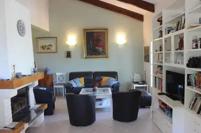 Coin salon dans l'établissement Villa spacieuse à Saint-Florent avec piscine