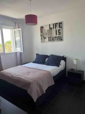 Un ou plusieurs lits dans un hébergement de l'établissement Appartement cosy avec vue mer et parking Bastia