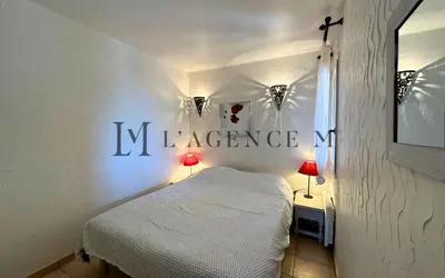 Un ou plusieurs lits dans un hébergement de l'établissement Appartement Salduccio Piscine tennis mini golf LUMIO