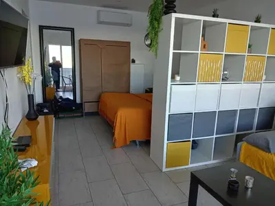 Télévision ou salle de divertissement dans l'établissement Studio vue mer bord de plage