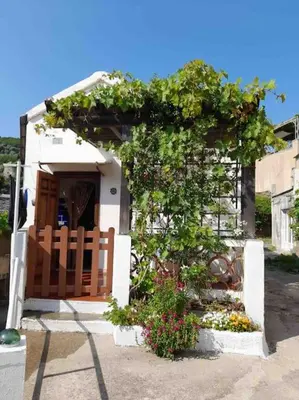 Jardin de l'établissement La maison du pêcheur à Porticciolo Cap-Corse