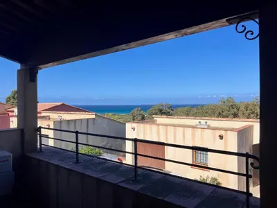 Vue générale sur la mer ou vue sur la mer prise depuis l'appartement