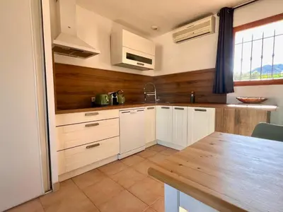 Cuisine ou kitchenette dans l'établissement Superbe appartement vue mer proche de la plage avec piscine