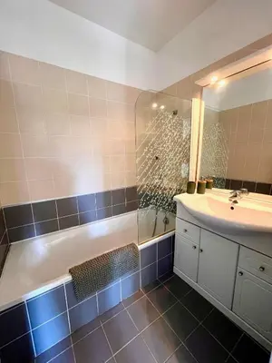Salle de bains dans l'établissement Superbe appartement vue mer proche de la plage avec piscine